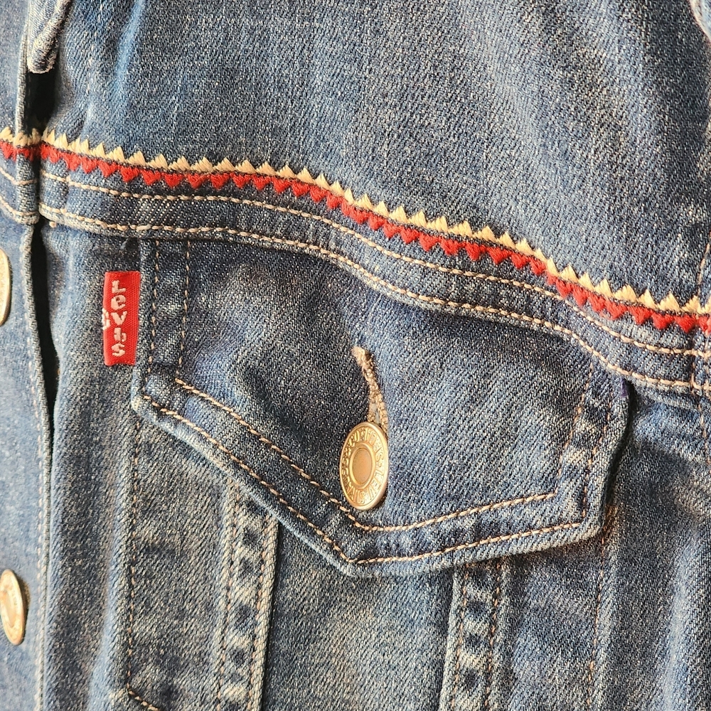 Levis Womens Jean Jacket Size L Denim Trucker Aztec Embroidered Western EUC - Picture 5 of 11